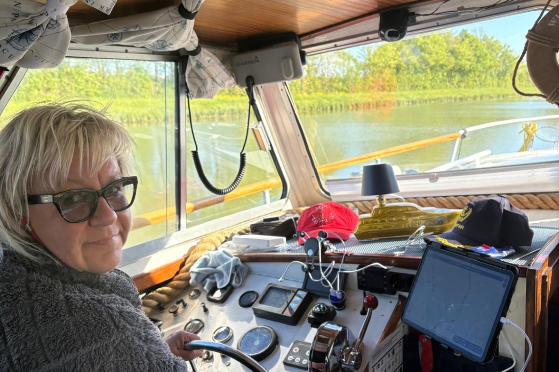 Bianka auf Bootsfahrt