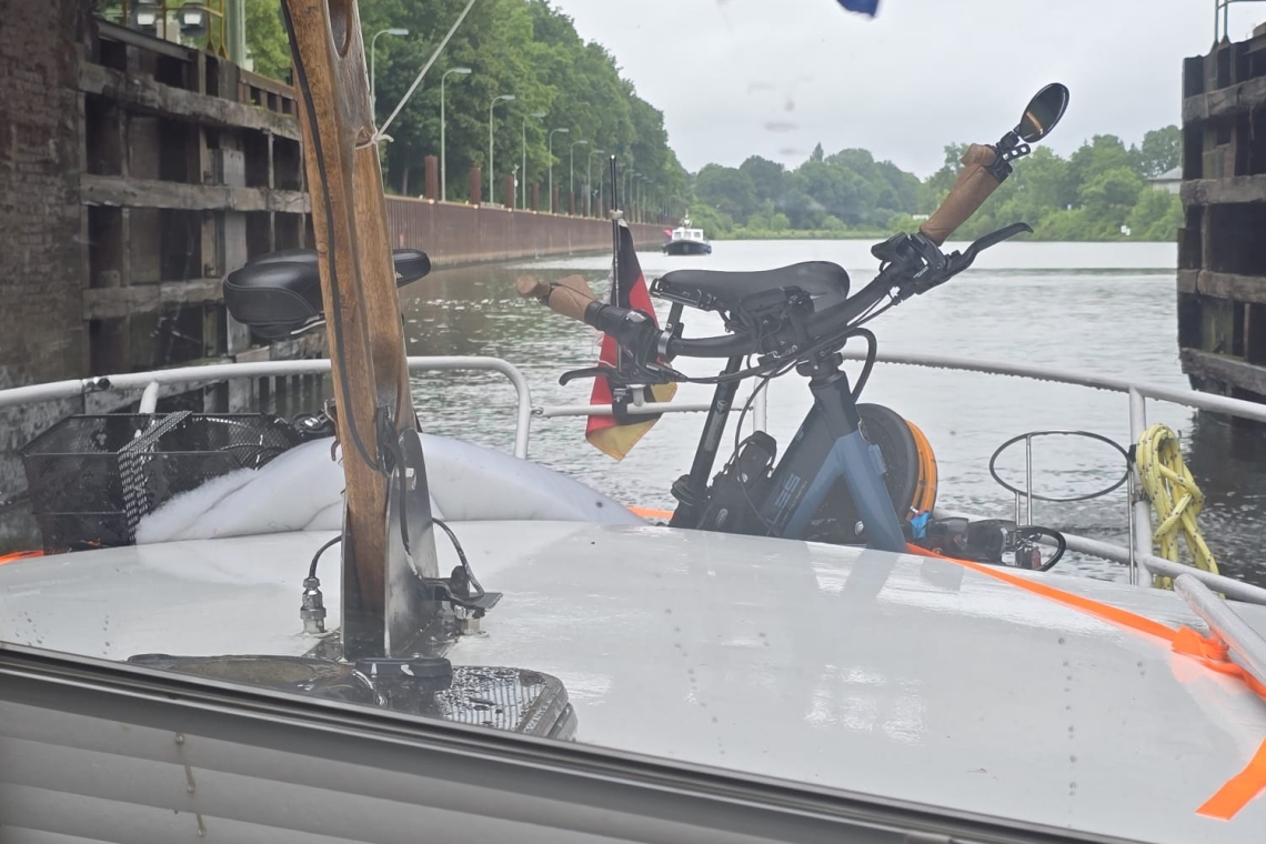 Wir be der Ausfahrt aus der Schachtschleuse Minden